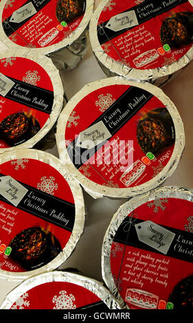 A general view of Luxury Christmas puddings in Lidl supermarket. Stock Photo