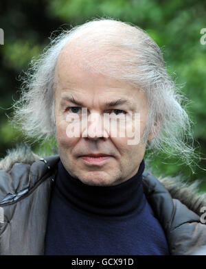 Joanna Yeates murder. Chris Jefferies, landlord of murder victim Joanna Yeates, outside her flat in Clifton, Bristol. Stock Photo