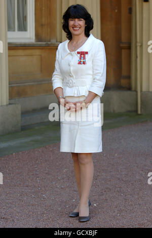 Chief International Correspondent for CNN, Christiane Amanpour at Buckingham Palace after collecting her CBE from Queen Elizabeth II during an investiture ceremony today. Stock Photo