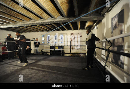 Boxing - Dereck Chisora Media Work Out - Mygym London. World Heavyweight Title Challenger Dereck Chisora works out during a media work out at the Mygym London, in London. Stock Photo