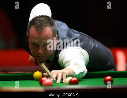 Scotland's John Higgins in action against Northern Ireland's Mark Allen during the 12Bet.Com UK Championships at the Telford International Centre, Telford. Stock Photo