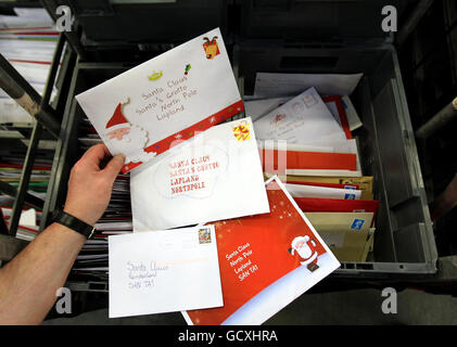 Royal Mail staff at the St. Rollox sorting office in Glasgow as they sort out mail in what is their busiest week of the year. Yesterday they handled 130 million cards,letters and presents ordered online. Stock Photo
