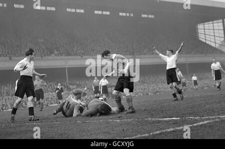 Leicester City goalkeeper Ian McGraw saves during an attack by Portsmouth in their FA Cup semi final match at Highbury which ended in a 3 - 1 win for Leicester Stock Photo