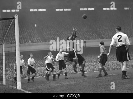 Soccer - FA Cup - Semi-Final - Portsmouth v Leicester City - Highbury. Leicester City goalkeeper Ian McGraw saves from a Portsmouth corner during their FA Cup Semi final at Highbury Stock Photo