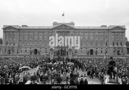 Thousands of spectators gather in front of Buckingham Palace to cheer the newly-wed couple of Princess Anne and Captain Mark Phillips. Stock Photo