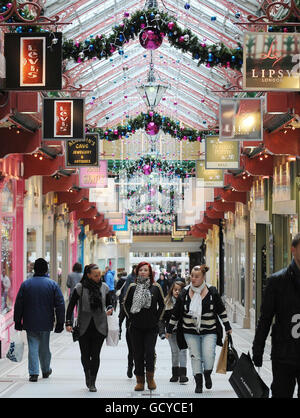 Christmas shoppers in Leeds City Centre purchase last minute gifts. Stock Photo