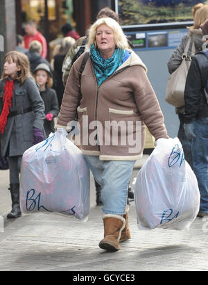 Christmas 2010. Christmas shoppers in Leeds City Centre purchase last minute gifts. Stock Photo