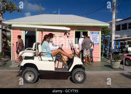 Golf car and loyalist home. Bay Street. Dunmore Town, Harbour Island, Eleuthera. Bahamas Stock Photo