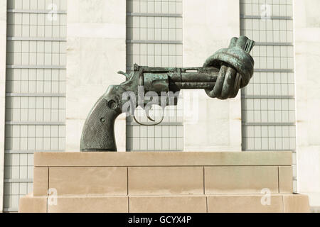 Knotted Gun sculpture on United Nations headquarter ground Stock Photo