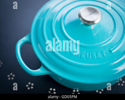 https://l450v.alamy.com/450v/gd05pm/a-signature-le-creuset-enameled-cast-iron-french-oven-in-caribbean-gd05pm.jpg