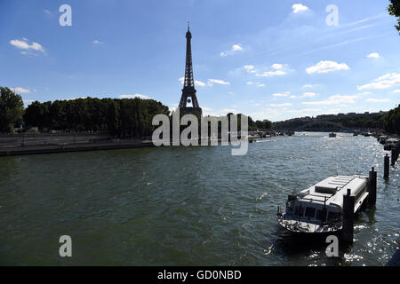 Paris, France. 09th July, 2016. The river Seine in front of the Eiffel Tower in Paris, France, 09 July 2016. Portugal face France in the UEFA EURO 2016 soccer Final match on 10 July 2016. Photo: Federico Gambarini/dpa/Alamy Live News Stock Photo