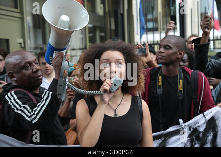 London UK. 10th July, 2016.  Capres Willow the 18 year old who organized the  Black Lives Matter rally speaks out side the U.S Embassy as over a thousand people gathered to demand justice. for the killing of two black men by US police. The rally titled Black Lives Matter in response to the fatal shootings of Philando Castile in Minnesota and Alton Sterling in Louisiana. Credit:  Thabo Jaiyesimi/Alamy Live News Stock Photo