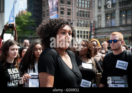 Amsterdam, The Netherlands. 10th July, 2016. Around 400 protesters have gathered this afternoon for a Black Lives Matter protest at the Dam in Amsterdam. The group protested against police violence. The immediate cause of the demonstration was the continuing police violence against black Americans in the United States and also in The Netherlands. The protest was organized for a woman, Anna Hammond via Facebook. With text on signs and their clothing the demonstrators wanted to express their dissatisfaction with the violence in the US. Credit:  Romy Arroyo Fernandez/Alamy Live News Stock Photo