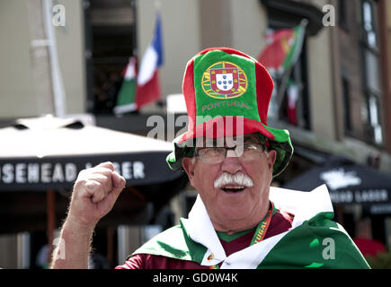 Toronto, Ontario, Canada. 10th July, 2016. Fans of the Portugal team, take the streets in downtown Toronto around College Street, partying after Portugal wins the Eurocup Finals. Portugal win the match against France 1-0 at the Stade de France in Paris, Toronto fans flooded the streets, singing, blowing whistles and waving Portuguese flags. © Joao Luiz De Franco/ZUMA Wire/Alamy Live News Stock Photo