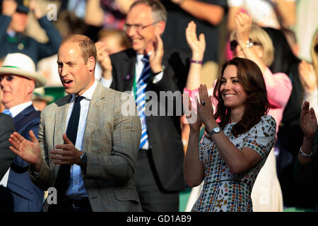 Duke and Duchess of Cambridge applaud Heather Watson and Henri Kontinen in the mixed doubles on day thirteen of the Wimbledon Championships at the All England Lawn Tennis and Croquet Club, Wimbledon. PRESS ASSOCIATION Photo. Picture date: Sunday July 10, 2016. See PA story TENNIS Wimbledon. Photo credit should read: John Walton/PA Wire. Stock Photo