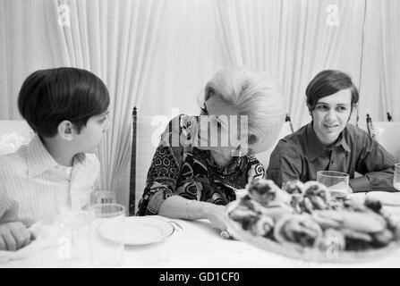 Jean Nidetch, cofounder of Weight Watchers, at home with her family Stock Photo