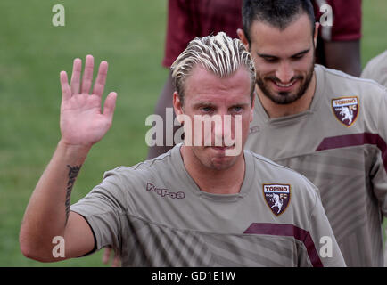 Turin, Italy. 10th July, 2016. Maxi Lopez cheers the supporters during the first training of Torino FC of the season 2016-2017. © Nicolò Campo/Pacific Press/Alamy Live News Stock Photo