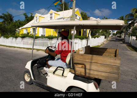 Golf car and loyalist home. Bay Street. Dunmore Town, Harbour Island, Eleuthera. Bahamas Stock Photo