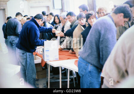 events, Croatian War of Independence 1991 - 1995, crowd at the market at Diocletian's Palace, Split, 21.12.1992, Yugoslavia, Yugoslav Wars, Balkans, conflict, people, misery, lack of supply, trade, 1990s, 90s, 20th century, historic, historical, Additional-Rights-Clearences-Not Available Stock Photo