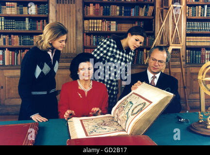 ROYAL FAMILY except Prince Carl Philip at Bernadotte Library at Royal Palace looking in old atlas Stock Photo