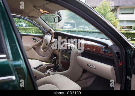 Rover 75 car interior with a walnut dashboard color green Stock ... Rover 75 car interior with a walnut dashboard color green Stock ...