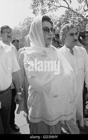 Pakistan Prime Minister Benazir Bhutto, left, and Indian Prime Minister ...