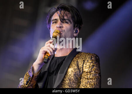 Clarkston, Michigan, USA. 8th July, 2016. BRANDON URIE of PANIC! AT THE DISCO performing on the ''Weezer & Panic! at the Disco Summer Tour'' at DTE Energy Music Theatre in Clarkston, MI on July 8th 2016 © Marc Nader/ZUMA Wire/Alamy Live News Stock Photo