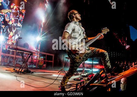 Clarkston, Michigan, USA. 8th July, 2016. SCOTT SHRINER of WEEZER performing on the ''Weezer & Panic! at the Disco Summer Tour'' at DTE Energy Music Theatre in Clarkston, MI on July 8th 2016 © Marc Nader/ZUMA Wire/Alamy Live News Stock Photo