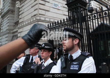 London, UK. 12th July, 2016. Demonstrators protest the shooting of African Americans in The protest is in response to the fatal shootings of Philando Castile in Minnesota and Alton Sterling in Louisiana. Credit:  Thabo Jaiyesimi/Alamy Live News Stock Photo