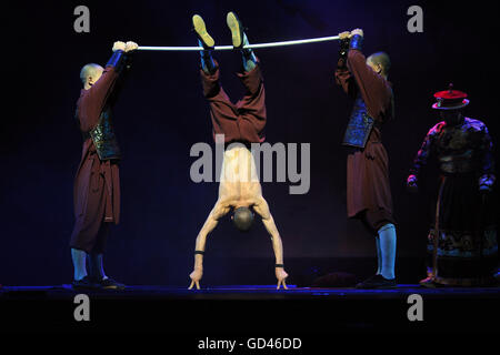 Singapore. 13th July, 2016. Shaolin monks perform in the media preview of the show Shaolin at Singapore's Marina Bay Sands Theatre, July 13, 2016. The show Shaolin, which features traditional Shaolin Kung Fu, will be presented by monks from China's Shaolin Temple from July 13 to 31 here in Singapore. Credit:  Then Chih Wey/Xinhua/Alamy Live News Stock Photo
