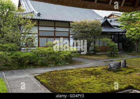 View into a traditional courtyard with garden of a big Japanese house in the higashiyama district (old town) of Kyoto, Japan. Stock Photo