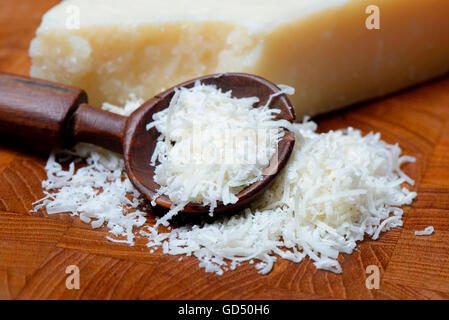 geriebener Parmesankaese und Stueck Parmesan-Kaese, Parmigiano Reggiano Stock Photo