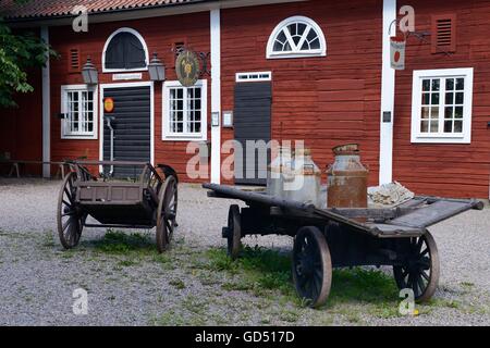 Karren mit Milchkannen, Bauernhof, Freilichtmuseum Linkoeping, Schweden, Europa, Skandinavien, Linköping Stock Photo