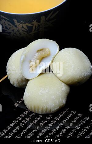 Mochi und Schale mit Tee, Japanischer Klebreiskuchen mit Gruener Tee-Geschmack, asiatische Suesswarenspezialitaet Stock Photo