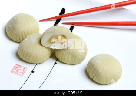 Mochi mit Essstaebchen, Japanischer Klebreiskuchen mit Gruener Tee-Geschmack, asiatische Suesswarenspezialitaet Stock Photo