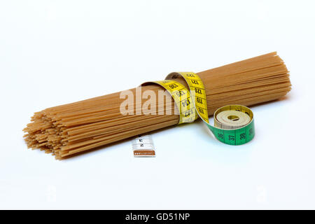 Spaghettis mit Massband, Vollkorn-Spaghetti, Vollkornspaghetti Stock Photo