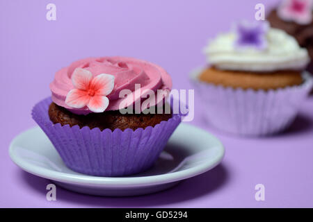 Cupcake auf teller hi res stock photography and images Alamy