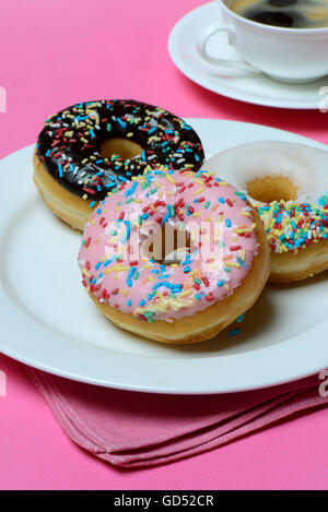 Donuts auf Teller und Tasse Kaffee, Suessigkeit,  Zuckerguss, Zuckerglasur Stock Photo