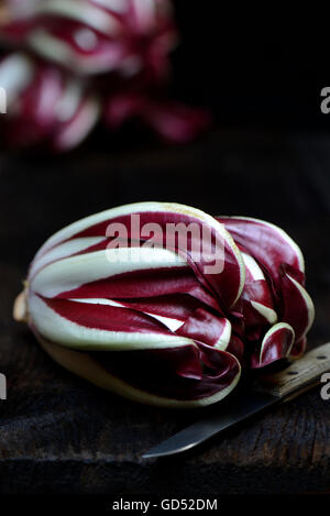 Radicchio und Kuechenmesser, Radicchio Rosso di Treviso, Cichorium intybus var. foliosum, roter Chicoree Stock Photo