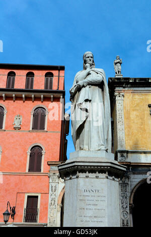 Dante-Statue, Piazza dei Signori, Altstadt, Verona, Venetien, Provinz Verona, Italien, Dante Alighieri, Dante Allighieri Stock Photo