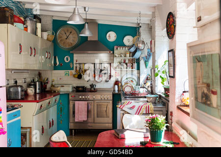 Eclectic kitchen with 1950's English Rose units and St Giles Blue by Farrow & Ball wall colour Stock Photo