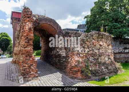 tHE PART OF THE ROMAN WALL KNOWN AS THE BALKERNE GATE WAS THE WESTERN ENTRANCE TO THE TOWN OF COLCHESTER. LARGEST SURVIVING GATE Stock Photo