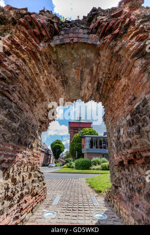 PART OF THE ROMAN WALL KNOWN AS THE BALKERNE GATE WAS THE WESTERN ENTRANCE TO THE TOWN OF COLCHESTER. LARGEST SURVIVING GATE Stock Photo