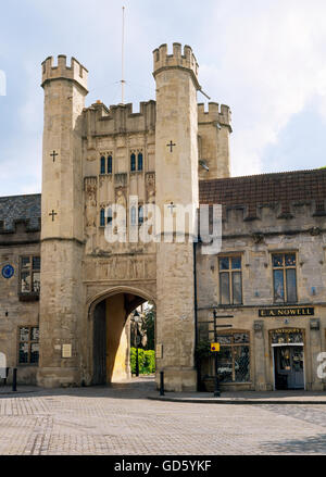 The Bishop's Eye, Medieval gateway to the Bishop's Palace, Wells, Somerset, England, UK Stock Photo