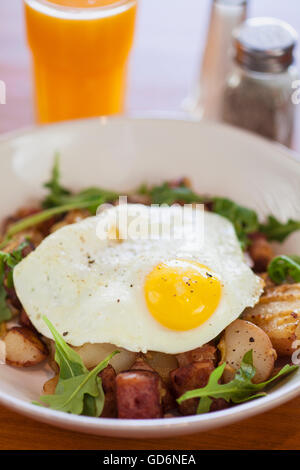 beer braised corned beef hash with fried egg and orange juice, Kitchenette Restaurant, Templeton, California Stock Photo