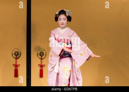 A maiko (geisha) performing Kyomai, a traditional dance in Kyoto Stock Photo