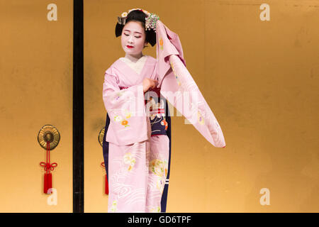 A maiko (geisha) performing Kyomai, a traditional dance in Kyoto Stock Photo