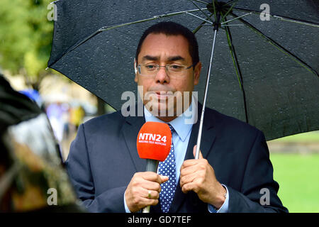 Juan Carlos Bejarano - UK correspondent for RCN / NTN24 television news - reporting from College Green, Westminster, in the rain Stock Photo