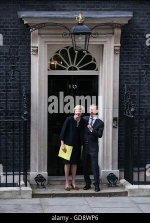 London, UK. 13th July, 2016. Britain's new Prime Minister Theresa May(L) and her husband pose for photos in front of 10 Downing Street in London, Britain on July 13, 2016. Britain's new Prime Minister Theresa May arrived at Downing Street on Wednesday after gaining consent from Queen Elizabeth II. Credit:  Han Yan/Xinhua/Alamy Live News Stock Photo