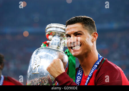 Saint-Denis, France. © D. 10th July, 2016. Cristiano Ronaldo (POR) Football/Soccer : Cristiano Ronaldo of Portugal celebrates with the trophy after winning the UEFA EURO 2016 Final match between Portugal 1-0 France at Stade de France in Saint-Denis, France. © D .Nakashima/AFLO/Alamy Live News Stock Photo